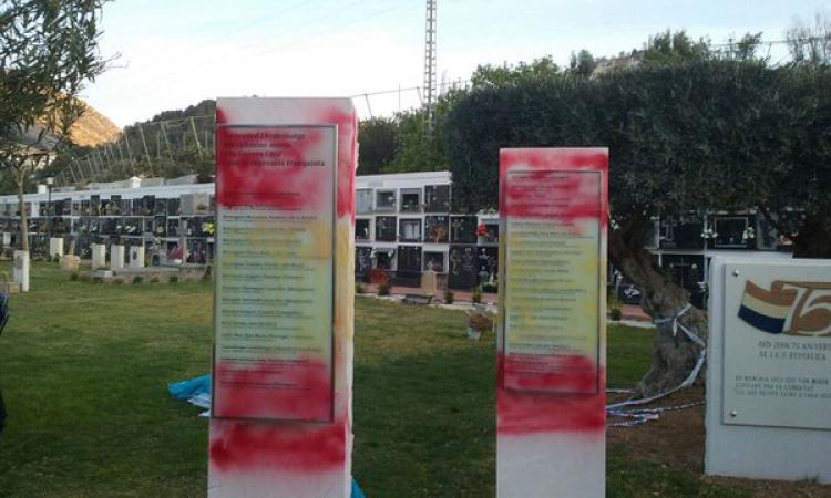 vgaliana_'s tweet photo. Tal dia com hui fa 2 anys, un 3 d'abril de 2016, uns feixistes atacaven l'Espai per la Memòria de Callosa d'en Sarrià hores abans de ser inaugurat pel @CallosaCrmh: tot i l'existència de càmeres de seguretat i denúncies, la Guàrdia Civil no ens ha dit res. 
#Memòria https://t.co/lC0L0KDqag