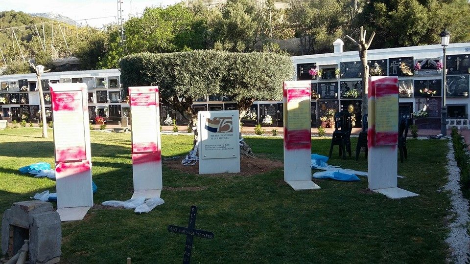 vgaliana_'s tweet photo. Tal dia com hui fa 2 anys, un 3 d'abril de 2016, uns feixistes atacaven l'Espai per la Memòria de Callosa d'en Sarrià hores abans de ser inaugurat pel @CallosaCrmh: tot i l'existència de càmeres de seguretat i denúncies, la Guàrdia Civil no ens ha dit res. 
#Memòria https://t.co/lC0L0KDqag