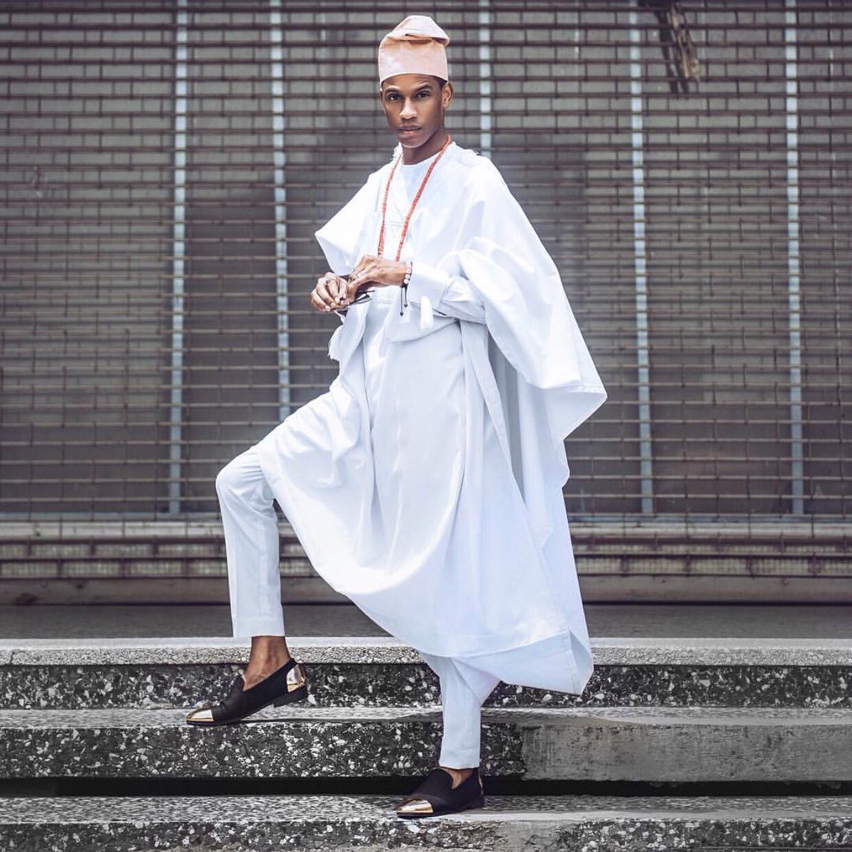 ewaleafp's tweet photo. Blanc comme Neige, notre Nigerian Fashion Icon @denolagrey
📷 @thelexash
#naijastyle #yorubastyle #agbada #ewalecrush #blackfashion #nigeriafashionpolice #weddingdress #royaldress #peace #fashionblogger #fashionista #style #yorubaboys #articlesofstyle #shoot2kill #inspirational https://t.co/s3QjmNScdq