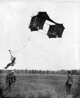 Proud_Sappers's tweet photo. Starting in 1893 through to the end of their use with the Royal Flying Corps in 1915, the Royal Engineers tried to overcome the disadvantages of balloons with kites. Although never used operationally, kites were logistically lighter and deployable in higher winds. #RAFRE #RAF100 https://t.co/9JfcaIK5HG
