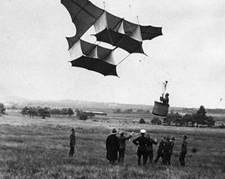 Proud_Sappers's tweet photo. Starting in 1893 through to the end of their use with the Royal Flying Corps in 1915, the Royal Engineers tried to overcome the disadvantages of balloons with kites. Although never used operationally, kites were logistically lighter and deployable in higher winds. #RAFRE #RAF100 https://t.co/9JfcaIK5HG