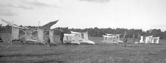 Proud_Sappers's tweet photo. Starting in 1893 through to the end of their use with the Royal Flying Corps in 1915, the Royal Engineers tried to overcome the disadvantages of balloons with kites. Although never used operationally, kites were logistically lighter and deployable in higher winds. #RAFRE #RAF100 https://t.co/9JfcaIK5HG