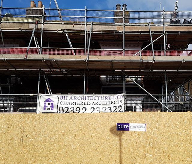PureTownPlannin's tweet photo. Construction is underway on the conversion and extension of the Former Wellington Pub to form 4 @airbnb suites, 4 residential flats and retention of a bar and restaurant on the ground floor. #wellingtonpub #waterlooville #airbnb #bharchitecture #conversi… https://t.co/Mq6QoaywAk https://t.co/SeFN0bbYoH