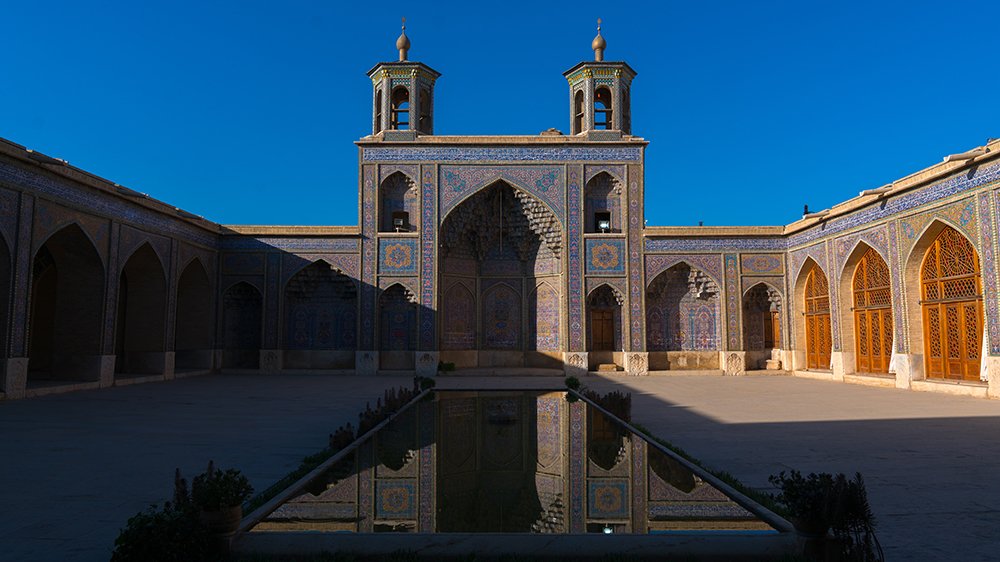 AJEnglish's tweet photo. These mosques are stunning examples of Islamic architecture https://t.co/nFb8Iw9uYS https://t.co/DvsZsHX48t