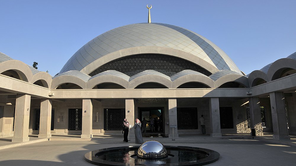 AJEnglish's tweet photo. These mosques are stunning examples of Islamic architecture https://t.co/nFb8Iw9uYS https://t.co/DvsZsHX48t