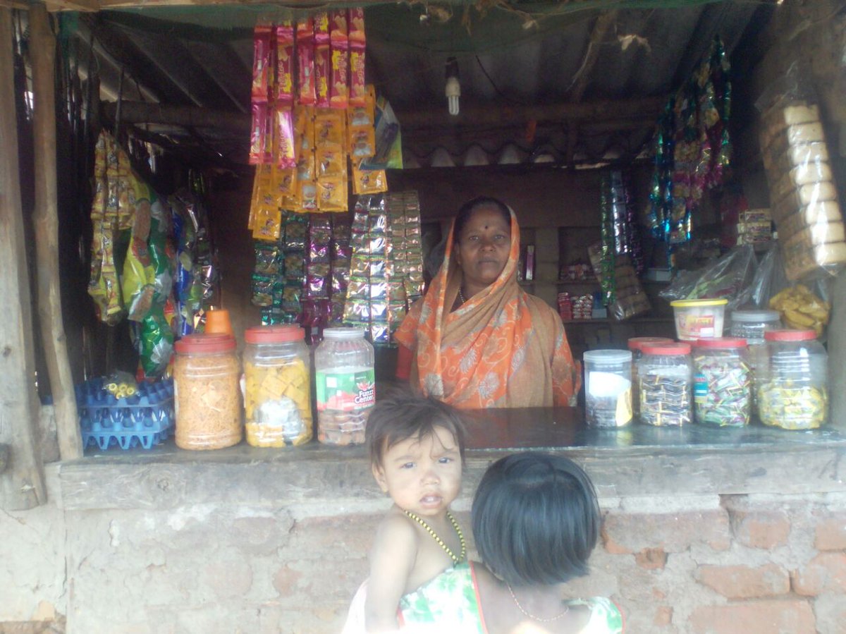AnybodyCanHelp's tweet photo. Skill and Livelihood Program by #AnybodyCanHelp in collaboration with  #RaahFoundation helped Surekha Bhiwa Potinda to start her own grocery shop.

#Maharashtra #SmallBusiness #VegetableVendor https://t.co/SmCZ6H5kDu