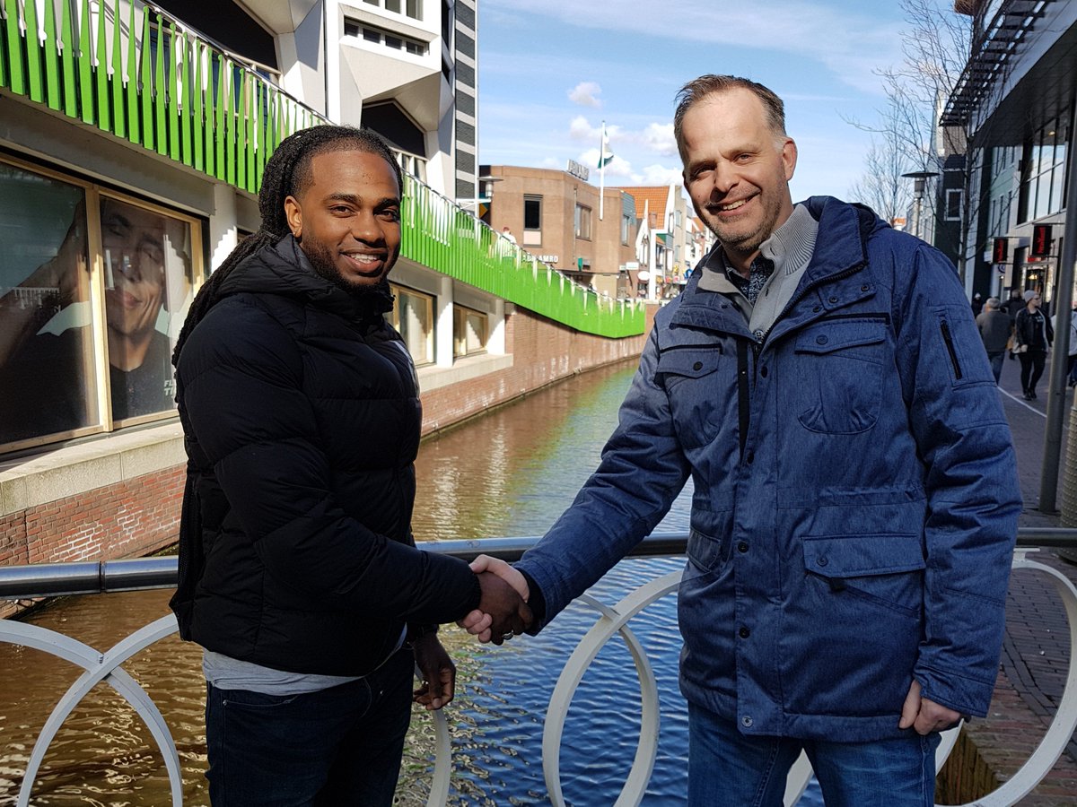 StroomNederland's tweet photo. Arsenio Dihalu wil graag problemen voorkomen in plaats van ze op te lossen. Hij is de straat opgegaan en heeft aan jongeren gevraagd wat ze willen: sport, muziek en chillen. Het doel van zijn plan is om jongeren een veilige plek in wijk te bieden, waar de jeugd zich thuis voelt. https://t.co/tre6SOCuJy