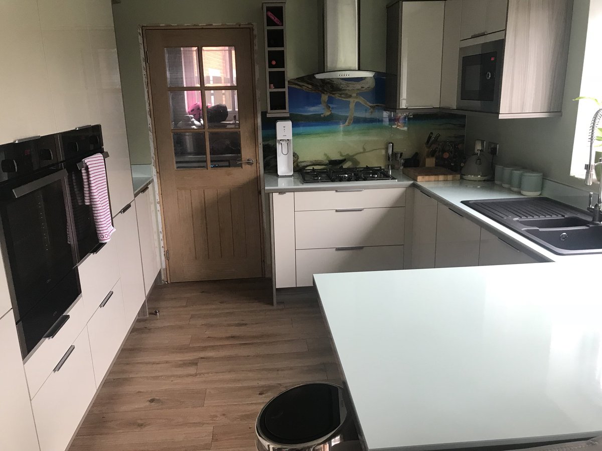CAD_Kitchens's tweet photo. High-gloss Mussel door with Driftwood panelling &amp; custom glass splashback. 
Contact the showroom to book a free survey &amp; design or request a brochure:
0161 795 1963
info@chloealicedesigns.co.uk
https://t.co/RLpbN35Qvf
466 Victoria Avenue, M9 0PL https://t.co/zjGBdEGTGB