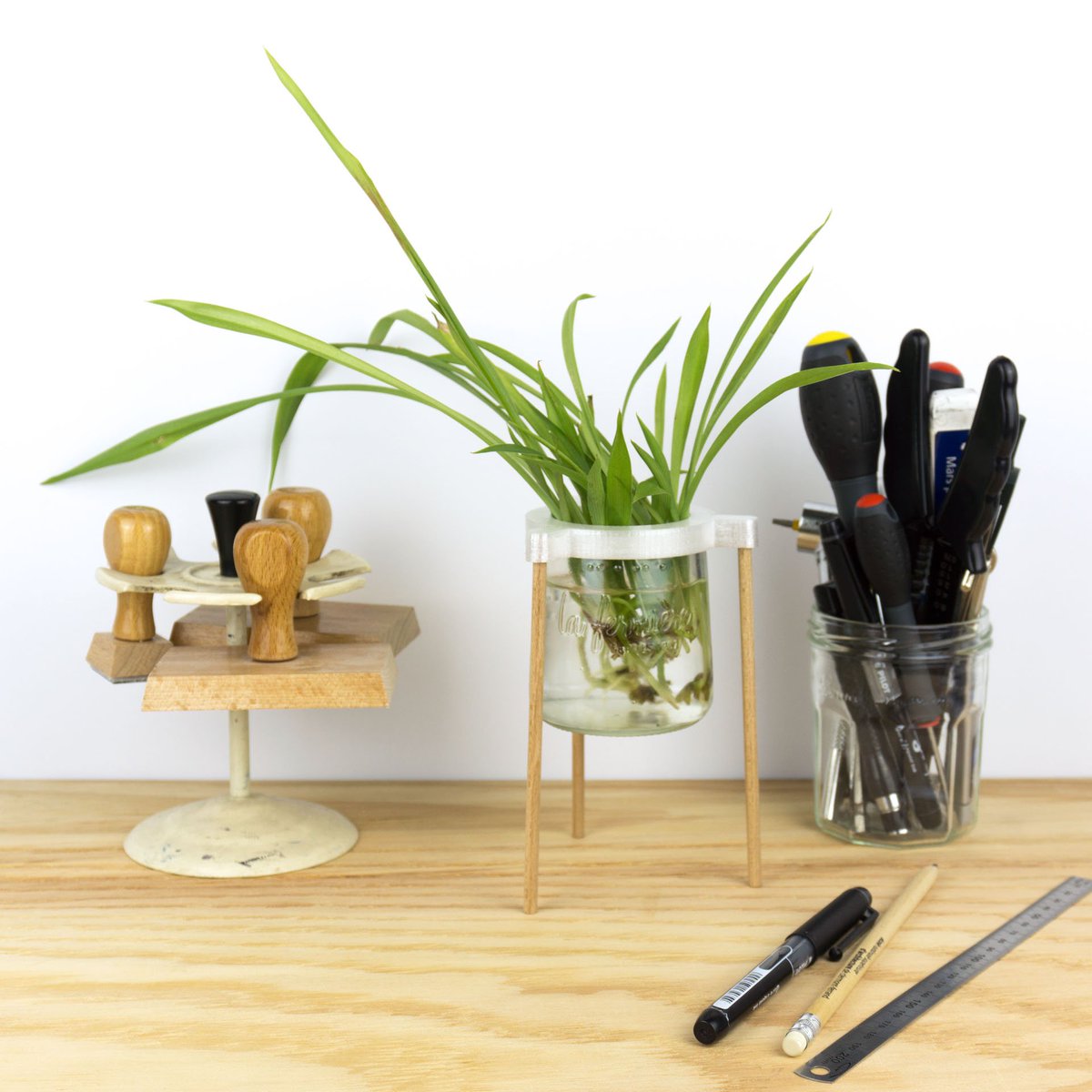 Cette semaine je vous présente une série de photos prise dans des conditions un peu différentes pour sortir du fond blanc habituel.
Vous allez également découvrir une nouvelle variante du pot en trépied qui sera plus visible sur les prochaines photos.