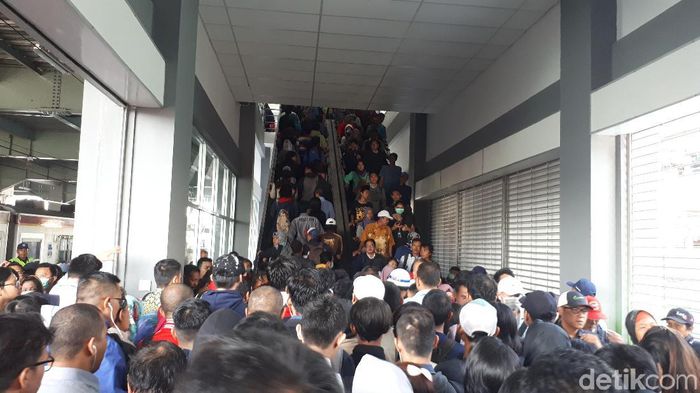 detikcom's tweet photo. Setelah sempat viral karena desak-desakan horor yang terjadi di Stasiun Duri, ini cerita di baliknya: https://t.co/Xe8RhrInG7
via @detikfinance https://t.co/jypPUutpSx