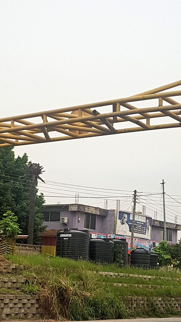 qwasigyimah's tweet photo. This is a rusted metal bar just hanging on the height limit structure at Top High near @_KNUST_. Seems we are waiting for it to fall and cause an accident - then we make long sad speeches! #fitnow @KojoAB @Lanttam @Papjay007 @djsliming https://t.co/3S0RHU5sHB