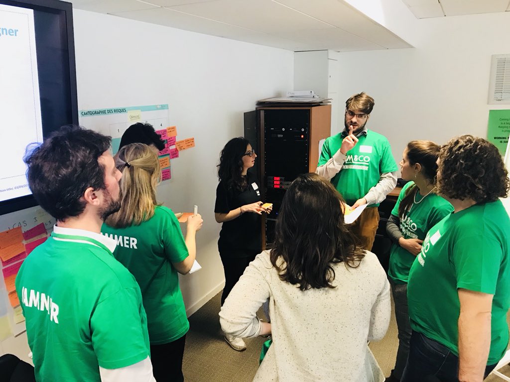SPRING_LAB's tweet photo. Les facilitatrices @SPRING_LAB sont en pleine action pour faire accoucher les jammers @BNPPLeasingFR #SYB2018 https://t.co/6BUCtSzeH8