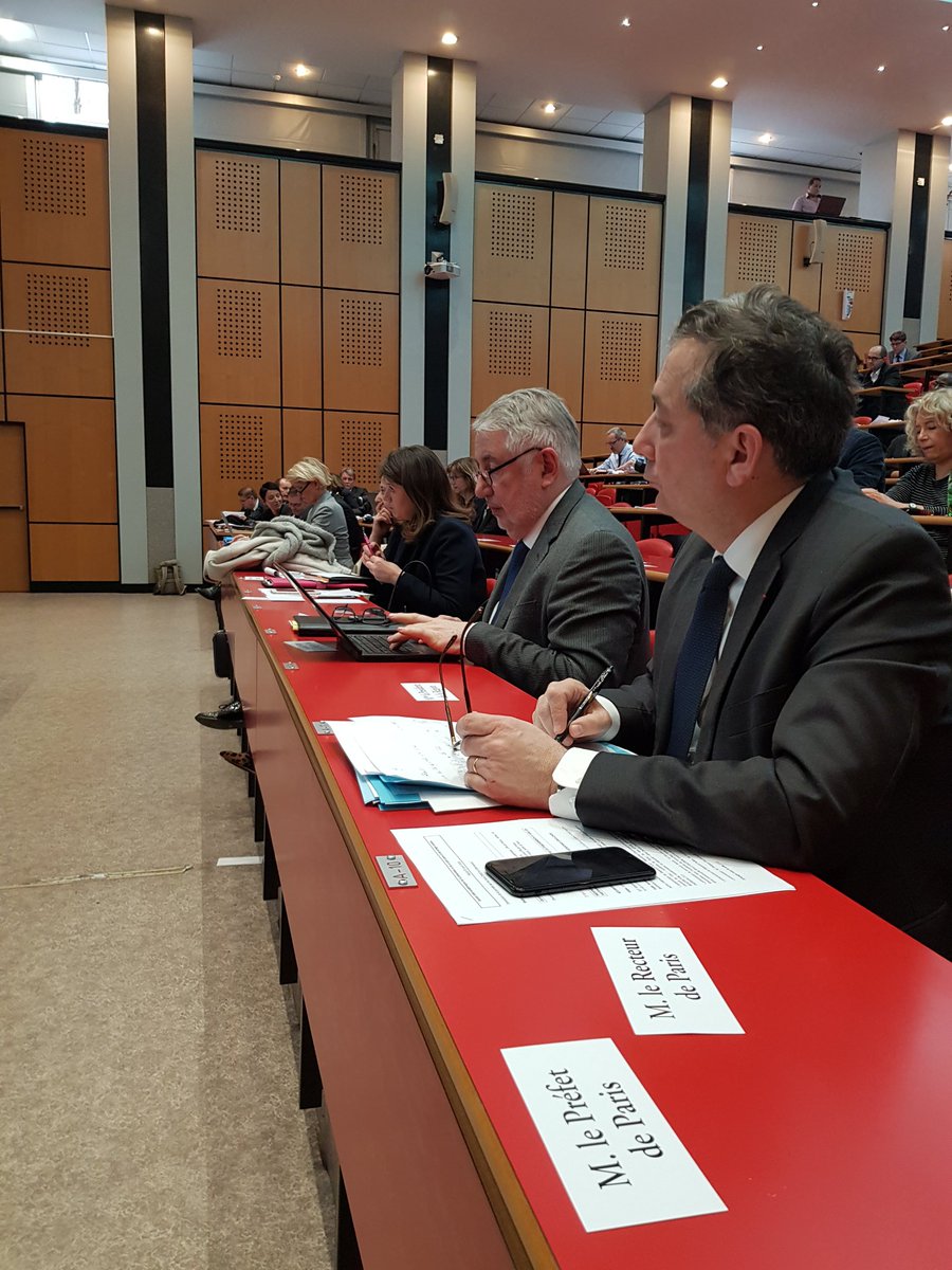 Academie_Paris's tweet photo. "Pour prendre en charge les élèves décrocheurs et en difficulté, ns valorisons les alliances éducatives avec les partenaires et travaillons à mettre en valeur, au-delà des résultats, la persévérance de nos élèves" déclare Laurent Deprez, proviseur @AcCreteil #AssisesDecrochageIDF https://t.co/XWHF5PJ7EV