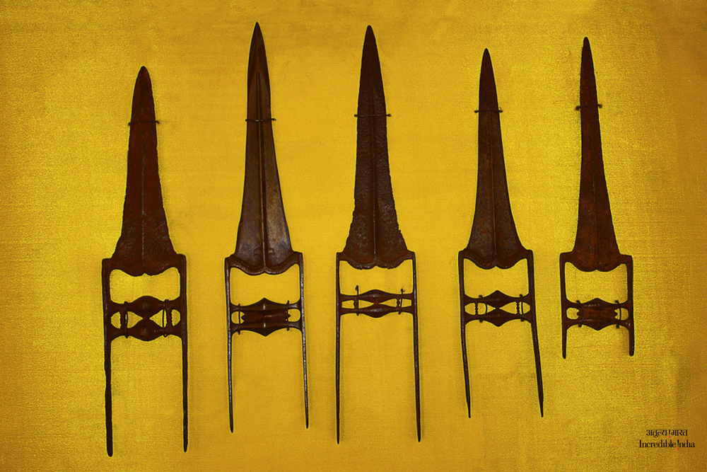 incredibleindia's tweet photo. A symbol of bravery, majesty and power. #TraditionalWeapon #Katar #Dagger #IncredibleIndia @alphonstourism https://t.co/eJDMpwBjaP