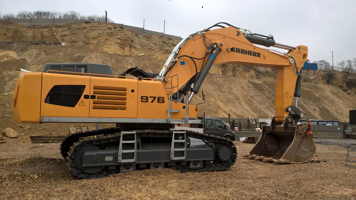 Great photos of our @LH_Construction R976 which has just been assembled by our aftersales team at Liebherr Sheffield. Great job team, the machine is looking superb, well done to all involved. #investingforthefuture