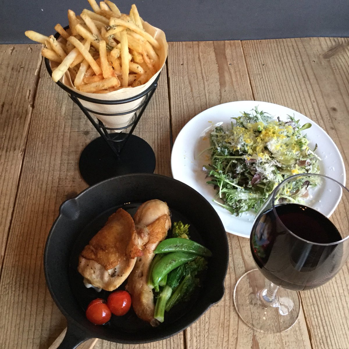 トリトンカフェ メインのお料理をしっかり食べれる春にぴったりの女子会プランがスタートしました 春の神戸旬野菜やハーブ香るフレンチフライにメインの料理は豪快に焼き上げた国産骨付き鶏もも肉を使用しています 写真は春のロティチキンプランです