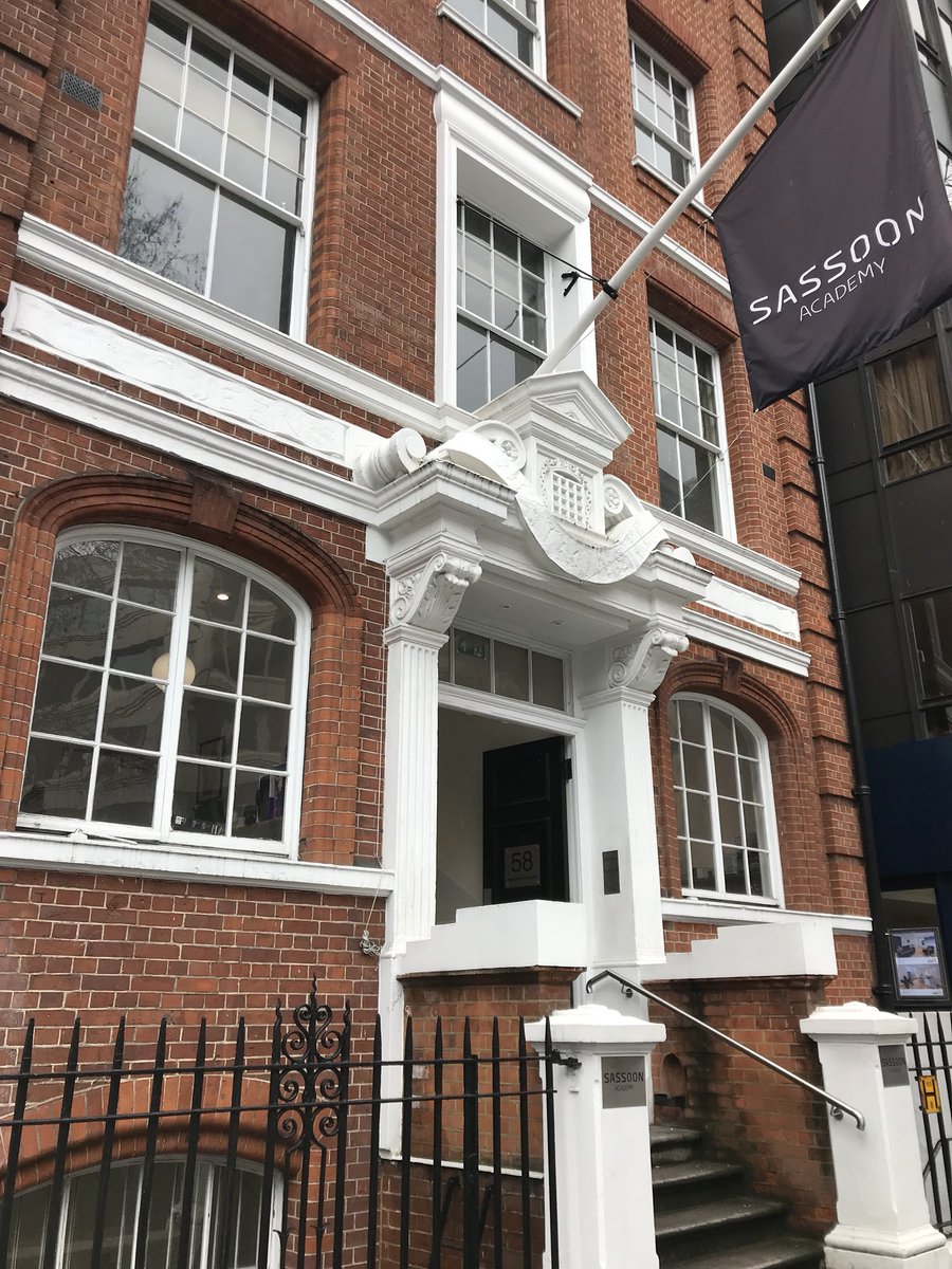 O Xrhsths Kanbi 関西美容専門学校 Sto Twitter ロンドン校費留学 2日目 今日からサスーンアカデミーで授業開始 新校舎に変わったばかりですごくキレイ 午前中はデモストレーションと座学でカットの基礎を学び 午後から実際にお客さんをカットします