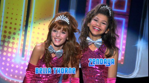 shakeitup_JP's tweet photo. 本日27時30分からシェキラ1話と2話が再放送されます！
時間が遅いので録画の準備を！！💗

#シェキラ  #ディズニーチャンネル   #ベラソーン  #ゼンデイヤ #ShakeItUp https://t.co/j35xH7u24V