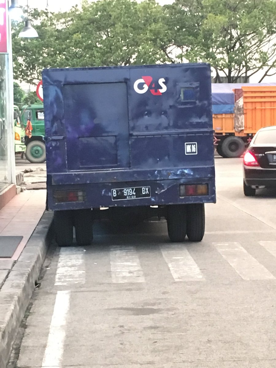 Parkir sembarangan, menyebabkan kemacetan, apakah supir dari <a href="/G4S/">G4S</a> tidak mendapatkan training?