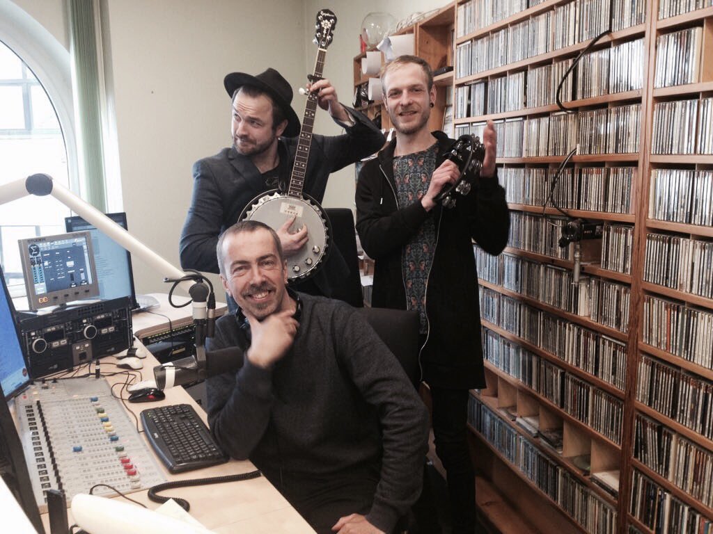 No šodienas Muzikālās Bankas komandai pievienojas DJ Aivis! Pie viņa ciemos <a href="/BezPVN/">Bez PVN</a>! Skaties, klausies! Būs jaunā dziesma un arī dzīvais izpildījums! Live - ej.uz/tiesraidelr2