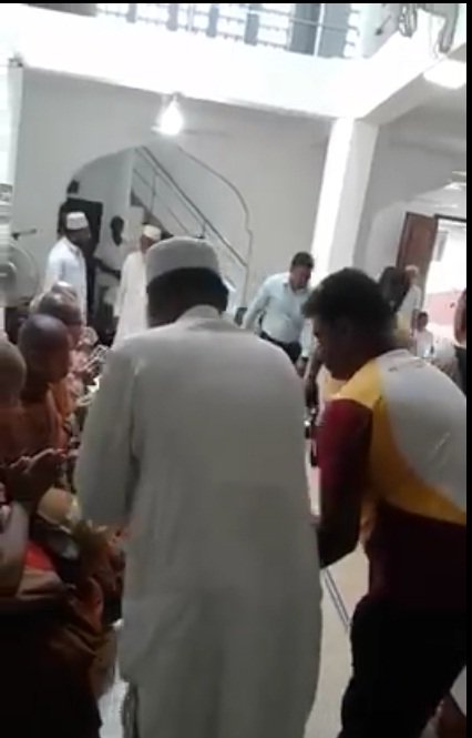 ONISLAAM's tweet photo. Myanmar, ilangai Boudhdha Pikkukal Pangupu;
Kandy, Thennangkumpara PalliVaasalil, PIRITH oadhi, Madha Nallinakka Nihalvu https://t.co/LJpdhNRtbp