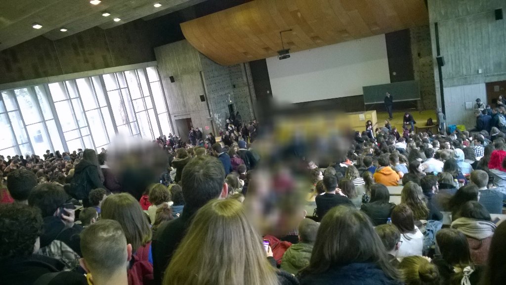 UnivNantesLutte's tweet photo. AG DE 1300 personnes en ce moment à #Nantes contre la sélection!! Décidément un mouvement historique! #OnEstAl https://t.co/an0shkUgKX