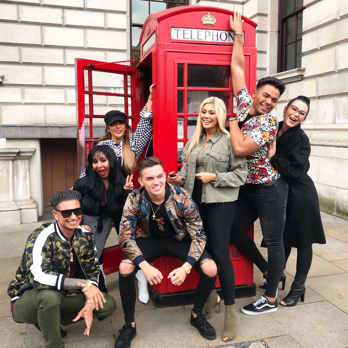 MTVUK's tweet photo. WE OUT HERE! 👋🏼🇬🇧 @JerseyShore &amp; @mtvgeordieshore take on London! 🇬🇧💯 Follow our Instagram story for more... 👀 https://t.co/a0i8ydo52A #JSFamilyVacation https://t.co/G7qrpHZ0ta