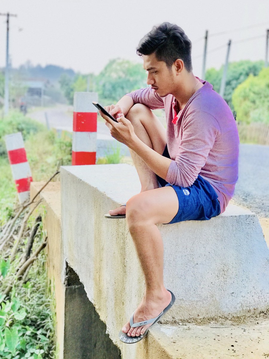 saimarnhein's tweet photo. ဘယ္သူနက္စကားေျပာရမလဲ🤔 https://t.co/WXym0lt6pq