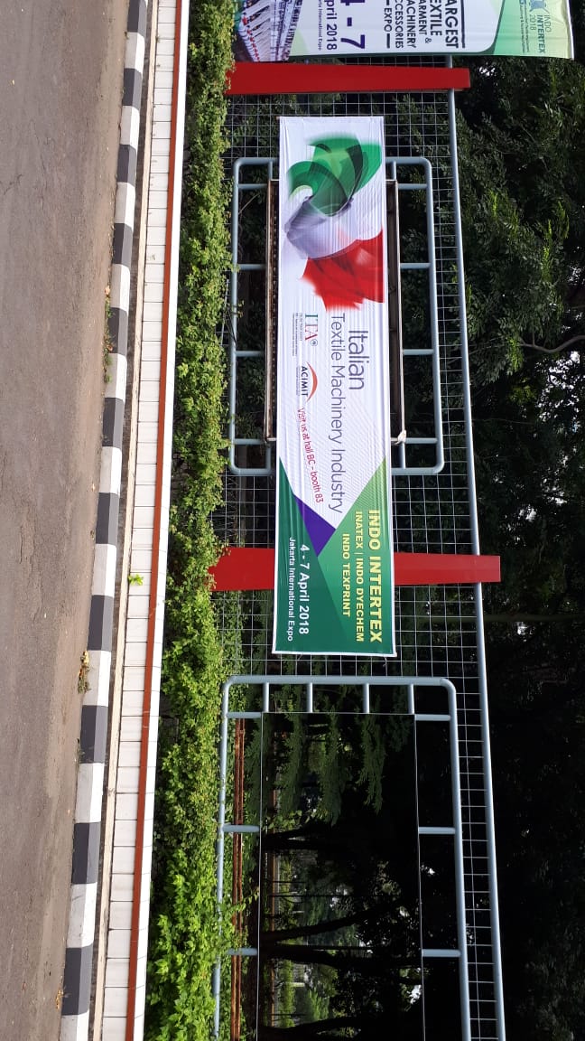 ITAJakarta_'s tweet photo. Vigilia apertura #IndoIntertex2018 (Jakarta,4-6 Apr).12 aziende italiane espongono in Indonesia🇮🇩 il Top della #Tecnologia #meccanotessile italiana🇮🇹.Fervono i preparativi nel padiglione allestito da ICE/Acimit @ITAtradeagency @ACIMIT_info @Peraga_Expo https://t.co/1fQjwC2YAv https://t.co/ELRuUkhaGj