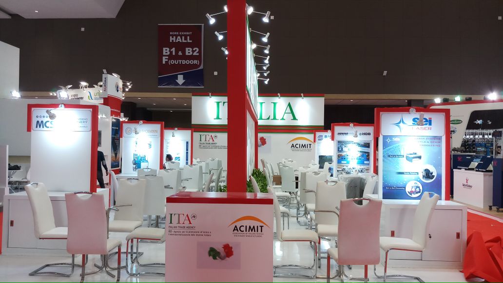 ITAJakarta_'s tweet photo. Vigilia apertura #IndoIntertex2018 (Jakarta,4-6 Apr).12 aziende italiane espongono in Indonesia🇮🇩 il Top della #Tecnologia #meccanotessile italiana🇮🇹.Fervono i preparativi nel padiglione allestito da ICE/Acimit @ITAtradeagency @ACIMIT_info @Peraga_Expo https://t.co/1fQjwC2YAv https://t.co/ELRuUkhaGj