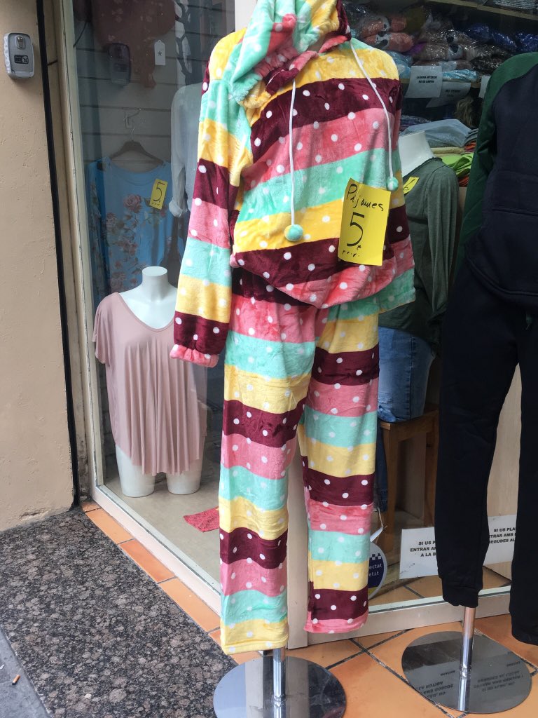gemm_appelle's tweet photo. Una de les coses que em tortura de camí a la feina -músics dels vagons, a banda- és aquest pijama amb les ratlles dels camals mal aparellades. #alertaTOC https://t.co/jQ8FAZHtUn
