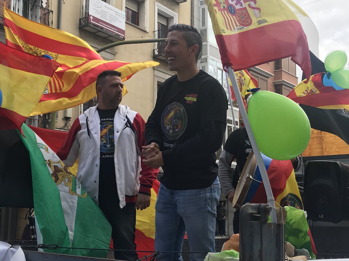 Espana_2000's tweet photo. En  #Guadalajara @RipollRafa apoyando a
@Jusapol en la manifestación por la #EquiparaciónSalarial @policia @guardiacivil #3AGuadalajara

#FalsaEquiparacion
#EquiparaciónYa https://t.co/gLw8EnTxuo