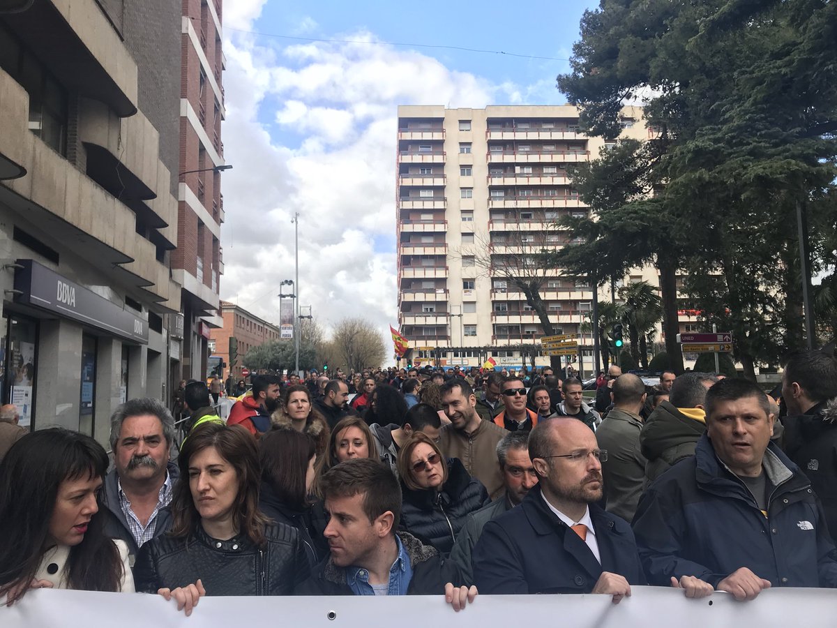 Espana_2000's tweet photo. En  #Guadalajara @RipollRafa apoyando a
@Jusapol en la manifestación por la #EquiparaciónSalarial @policia @guardiacivil #3AGuadalajara

#FalsaEquiparacion
#EquiparaciónYa https://t.co/gLw8EnTxuo