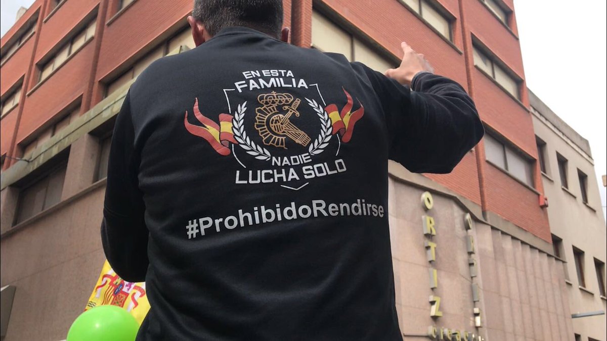 Espana_2000's tweet photo. En  #Guadalajara @RipollRafa apoyando a
@Jusapol en la manifestación por la #EquiparaciónSalarial @policia @guardiacivil #3AGuadalajara

#FalsaEquiparacion
#EquiparaciónYa https://t.co/gLw8EnTxuo