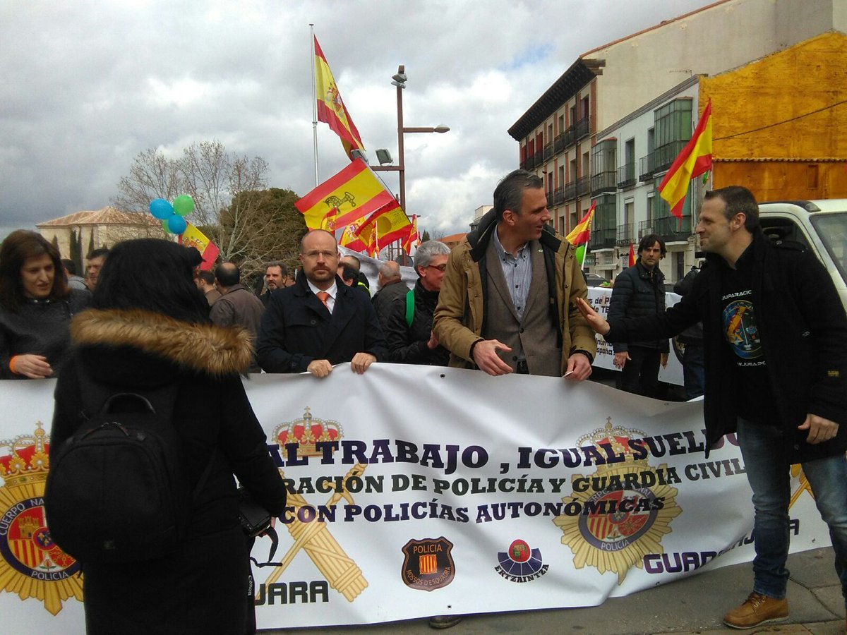 vox_es's tweet photo. 🚔 @Ortega_Smith ha acompañado hoy en Guadalajara a policías y guardias civiles de @jusapol en la manifestación #3aGuadalajara 

📢 Mismo trabajo, mismo sueldo, así de claro y así de simple #EquiparaciónYA https://t.co/Z5a8ANN6Nh