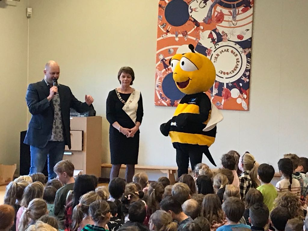 GGDInvestments's tweet photo. De Designweek@OBSbrandevoort is vandaag geopend door de Burgemeester @ellyblanksma! 28 klassen, 700 kinderen en 150 hulpouders. We zijn benieuwd wat de kinderen gaan vinden van 21e-eeuwse vaardigheden zoals Design Thinking, Computational Thinking en programmeren. #samengroeien https://t.co/bJxWK8lSLZ