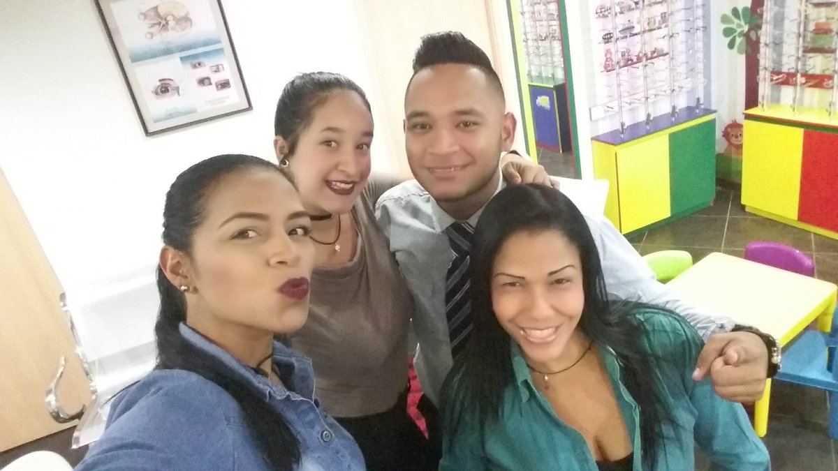 JimeGaaby's tweet photo. Con mis perris. Adorando a esta gente https://t.co/pvYKStlIU4
