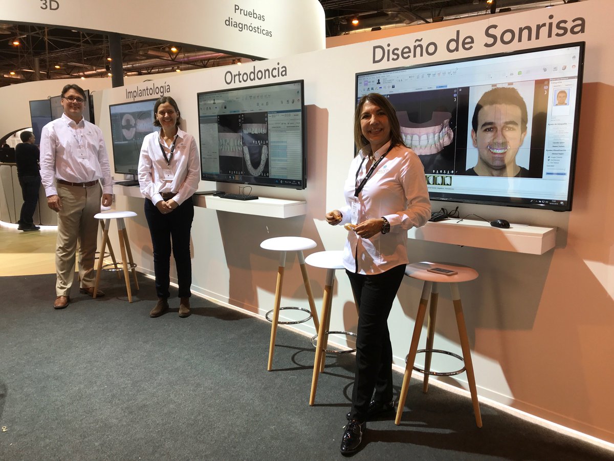 Óscar García experto en Implantología, Marianto Pérez especialista en Ortodoncia y Catherine Miró encargada del Diseño de Sonrisa estuvieron informando a los profesionales que nos visitaron en <a href="/ExpoDental_/">Feria Expodental</a> #expodental2018  #BUCCO #ortodoncia #implantología #planificacióndigital