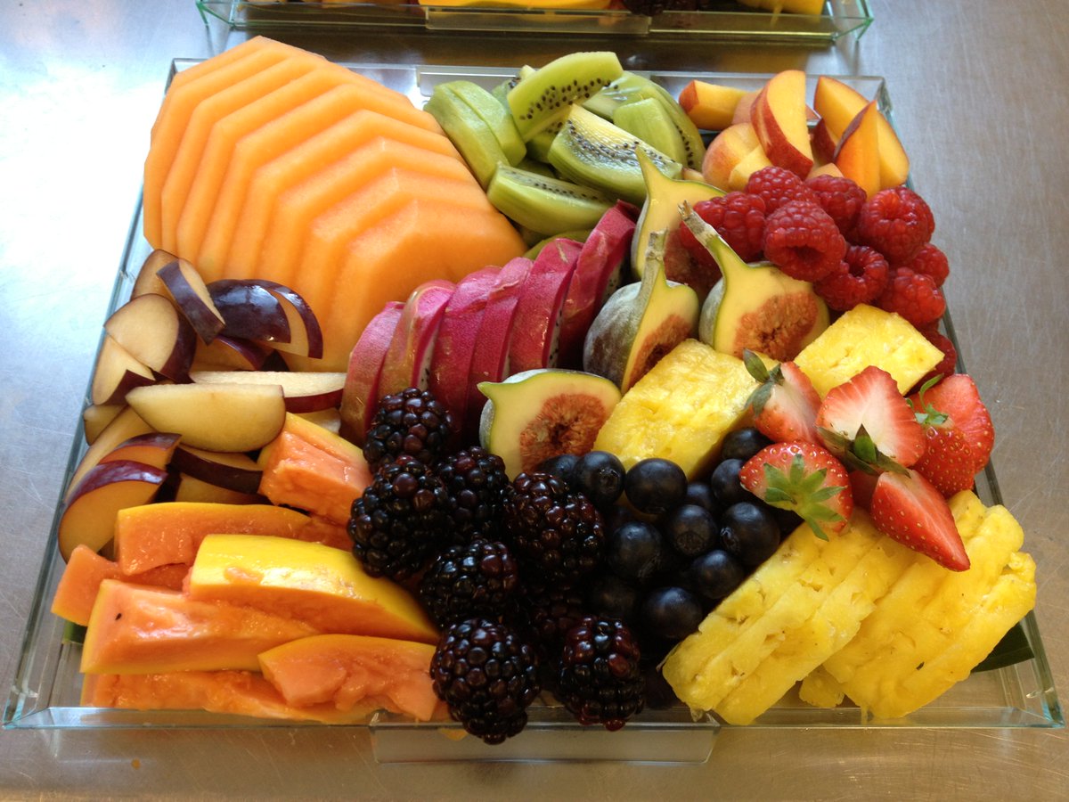 BonSoireeFood's tweet photo. If you could share this beautiful, juicy, refreshing fruit platter from Bon Soiree with anyone, who would you pick? 😋 #ThursdayThoughts https://t.co/Y7igvP3NWo