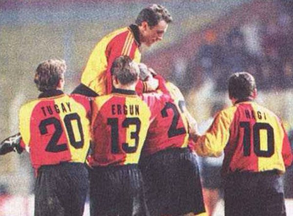 90sfootball's tweet photo. Tugay Kerimoğlu, Ergün Penbe, Gheorghe Popescu, Ümit Davala, Gheorghe Hagi celebrate for Galatasaray, 1997. https://t.co/cqjFMsKnzi