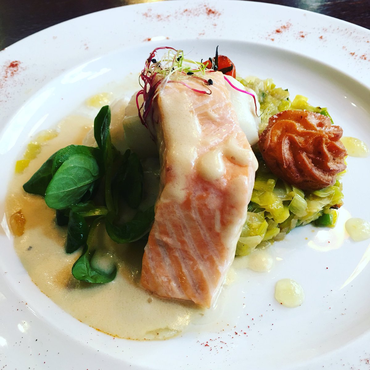 #pêchedujour duo de poissons, fondue de poireaux et pomme duchesse au #restaurant Le #Pharamond 
#bonappetit !
