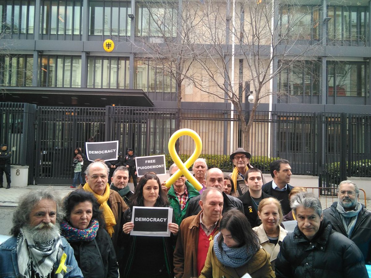 IzcaNacional's tweet photo. Hemos entregado una carta en embajada Alemania porque no pueden volver a extraditar a un presidente de Cataluña,alentando la represión y autoritarismo en vez de la democracia y soluciones politicas
No a la extradición #FreiheitPuigdemont
#LlibertatPresosPolítics
@MadriDecidirCAT https://t.co/rv0QRba9Z3