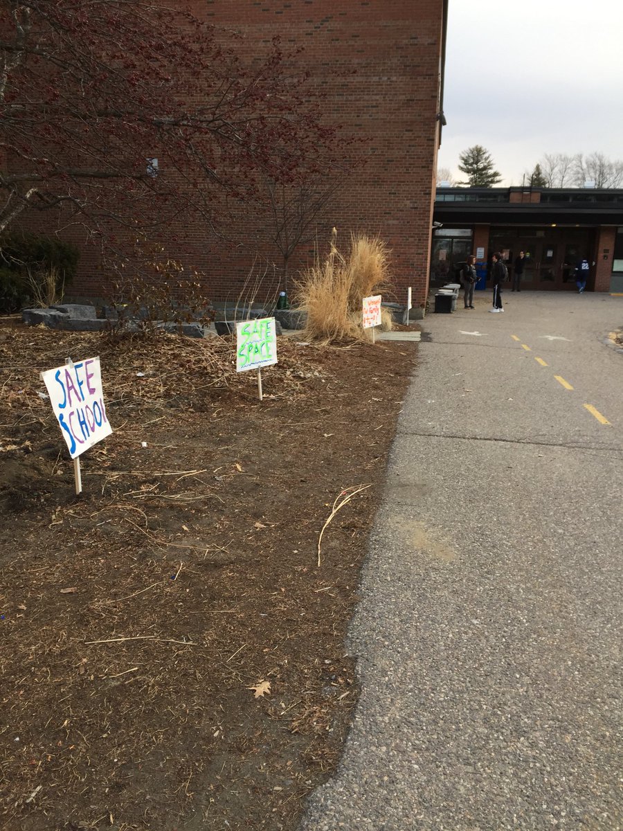 HuntMiddleVT's tweet photo. Love your neighbor day #hmsvt #bsdvt https://t.co/VjD5KZxZbc