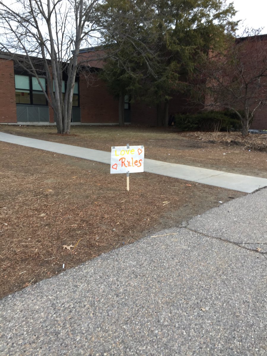 HuntMiddleVT's tweet photo. Love your neighbor day #hmsvt #bsdvt https://t.co/VjD5KZxZbc