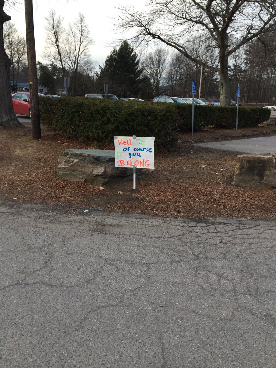 HuntMiddleVT's tweet photo. Love your neighbor day #hmsvt #bsdvt https://t.co/VjD5KZxZbc