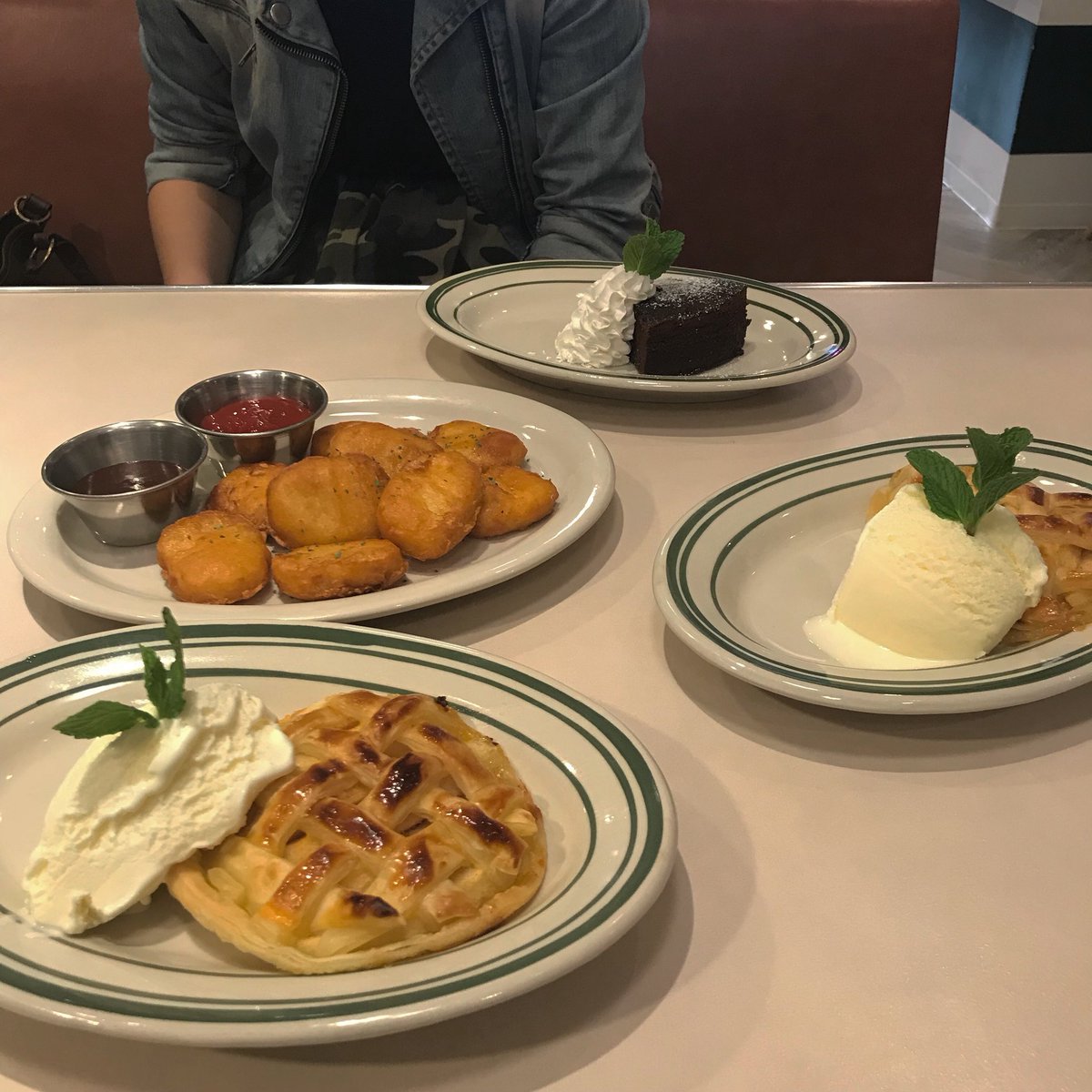 _uuayuu2's tweet photo. baldy diner🐛 https://t.co/4iJ5ZCiiNs