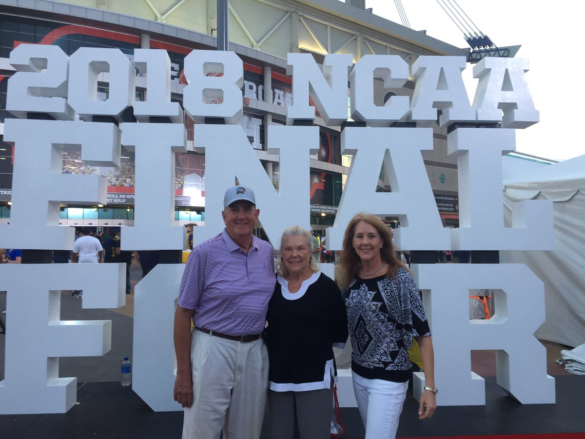 hollyreed247's tweet photo. The Reeds are #sporty, of course we were here. #finalfour #roadendshere #sanantonio https://t.co/E34BNx3u0n