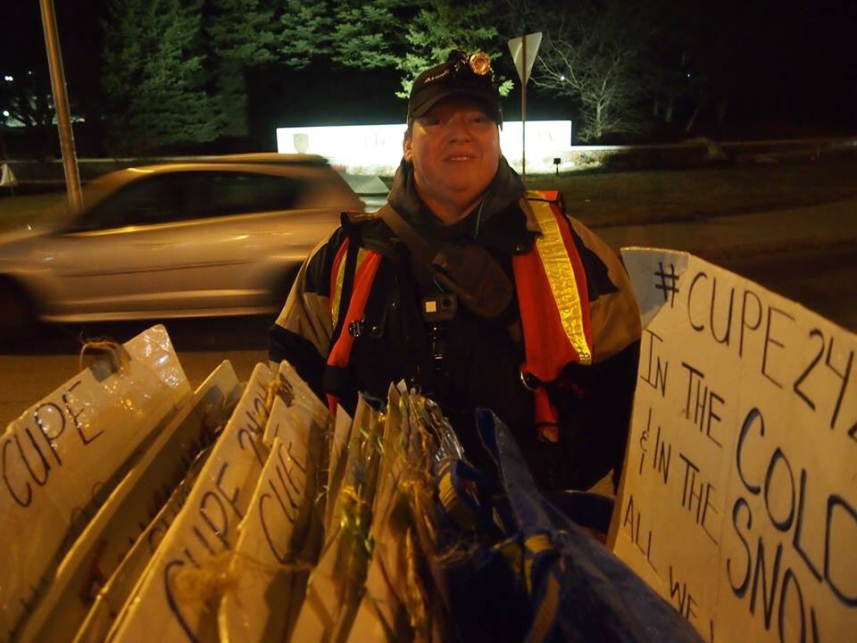 CUPE2424's tweet photo. News of a tentative agreement was well received on the picket lines last night. A membership ratification vote takes place tonight. #WeAreCarleton #BetterTogether #cupe2424 #carletonstrike #canlab https://t.co/GNJ48zpVEo