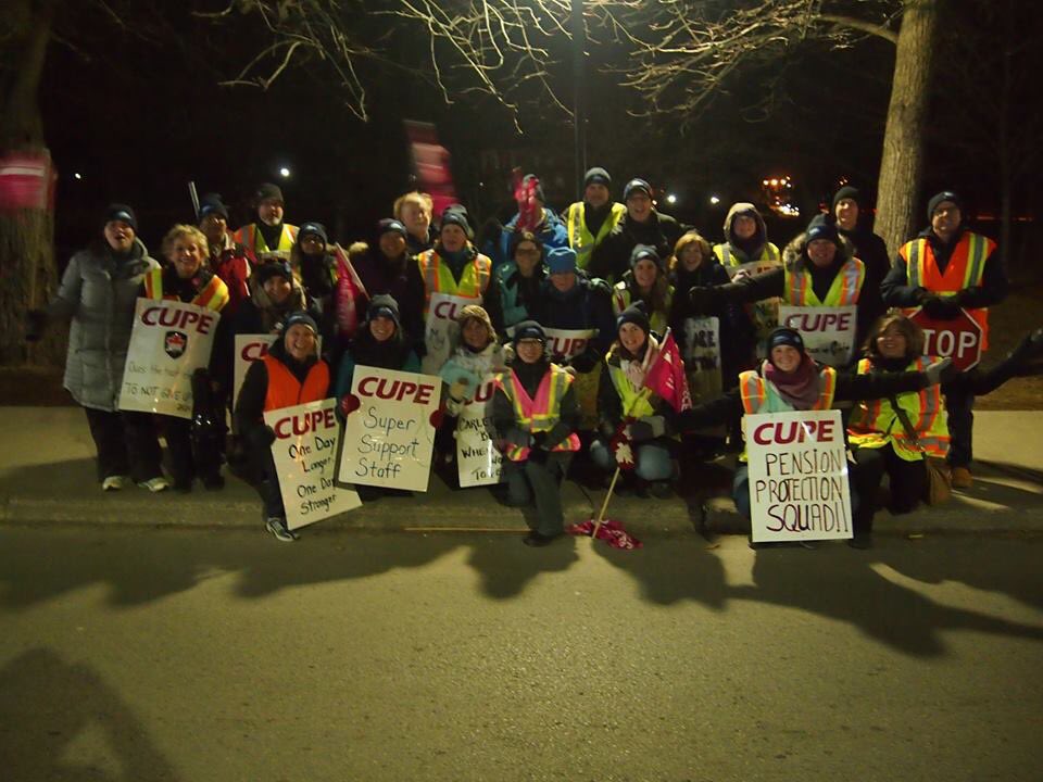 CUPE2424's tweet photo. News of a tentative agreement was well received on the picket lines last night. A membership ratification vote takes place tonight. #WeAreCarleton #BetterTogether #cupe2424 #carletonstrike #canlab https://t.co/GNJ48zpVEo