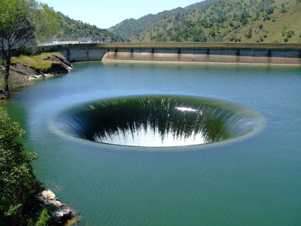 Самый большой искусственный водоем. Озеро Берриесса Калифорния. Плотина Монтичелло Калифорния. Плотина Монтичелло дыра славы. Озеро Берриесса Калифорния дыра.
